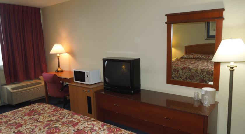 California Palms Hotel And Suites Austintown Εξωτερικό φωτογραφία